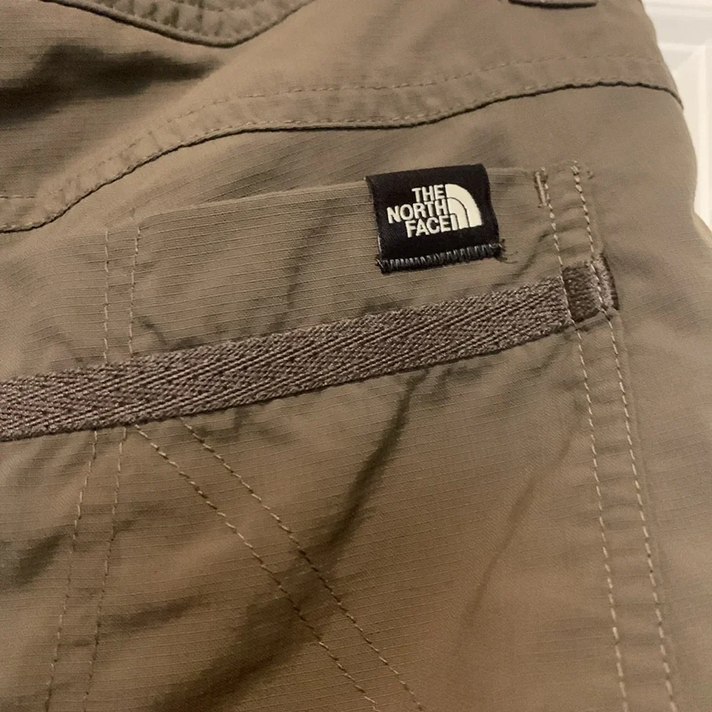 The North Face Olive Green Capri Pants
Excellent Used Condition Sz 4 - Picture 5 of 8